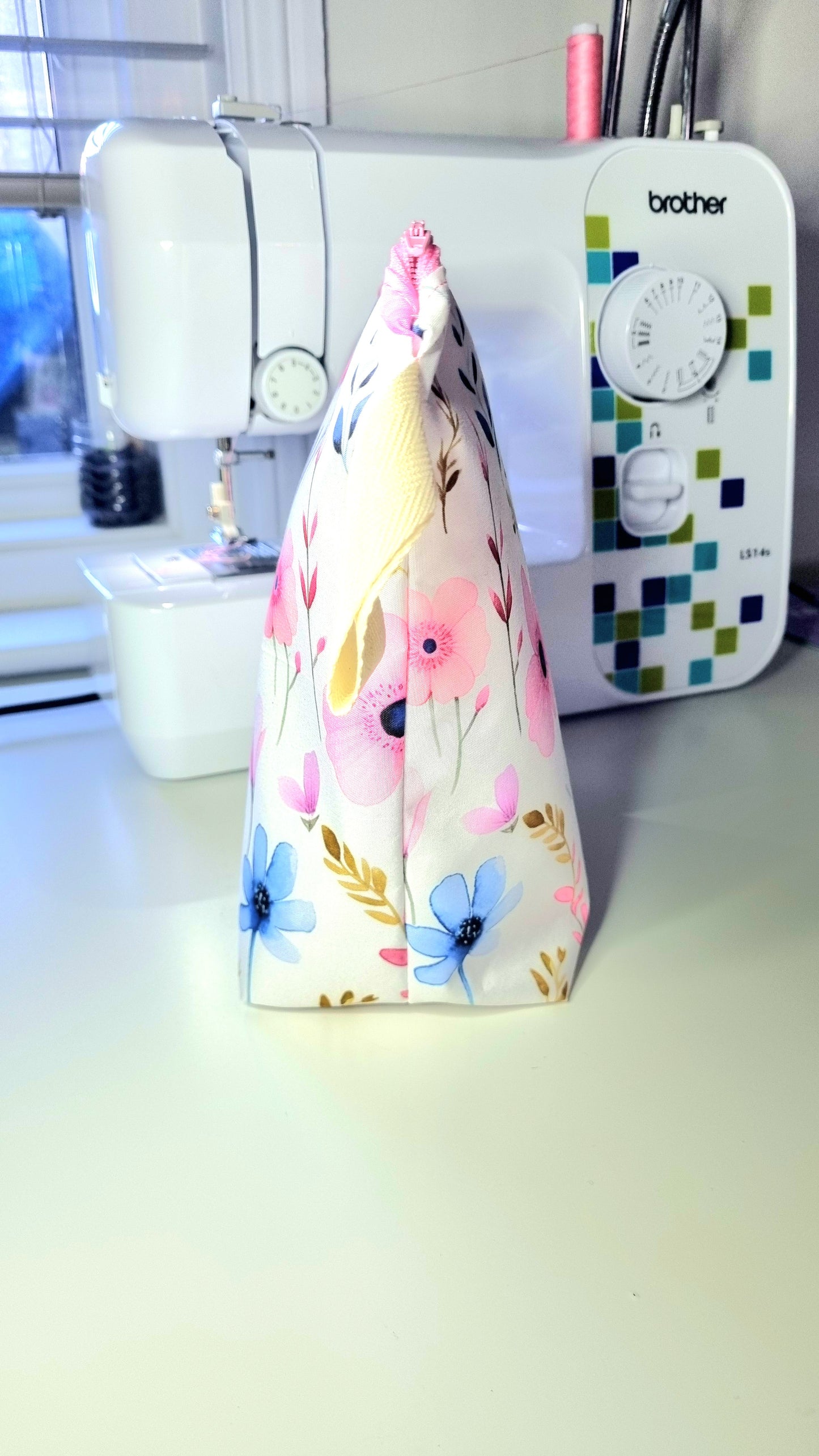 Flora cosmetic/wash bag